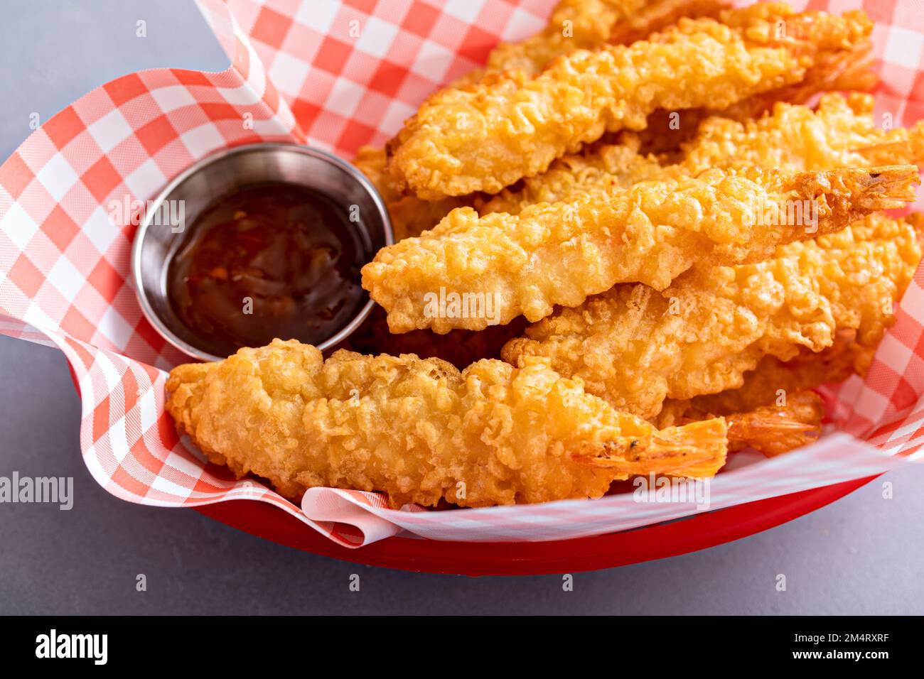 Gamberi tempura in un cestino servito con salsa dolce e acera, antipasto fast food idea Foto Stock