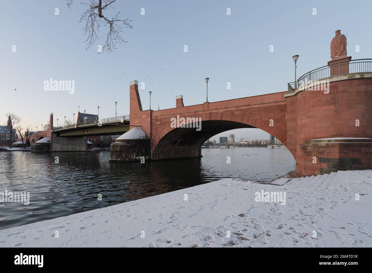 Il Ponte Vecchio sul fiume meno di Francoforte in inverno Foto Stock