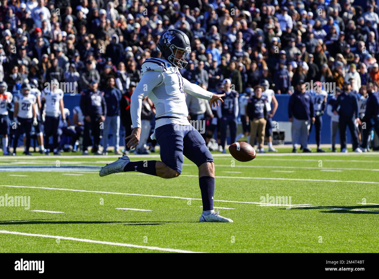 Colorado School of Mines Orediggers Jacob Click (0) punt durante il primo trimestre della NCAA Division II campionato nazionale di calcio college Foto Stock