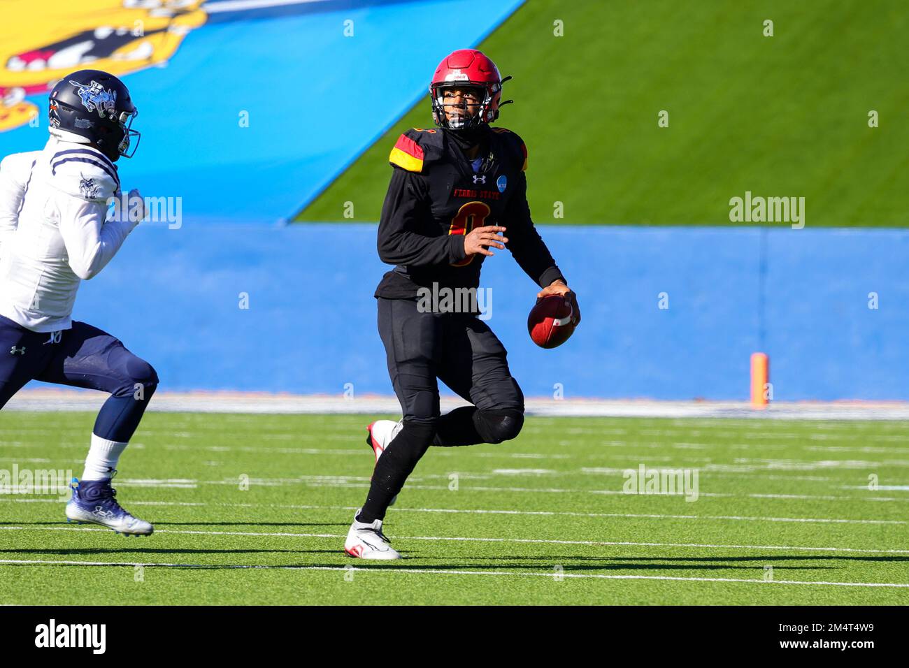 Ferris state Bulldogs quarterback Mylik Mitchell (0) sembra passare durante il terzo trimestre del campionato nazionale NCAA Division II piede universitario Foto Stock