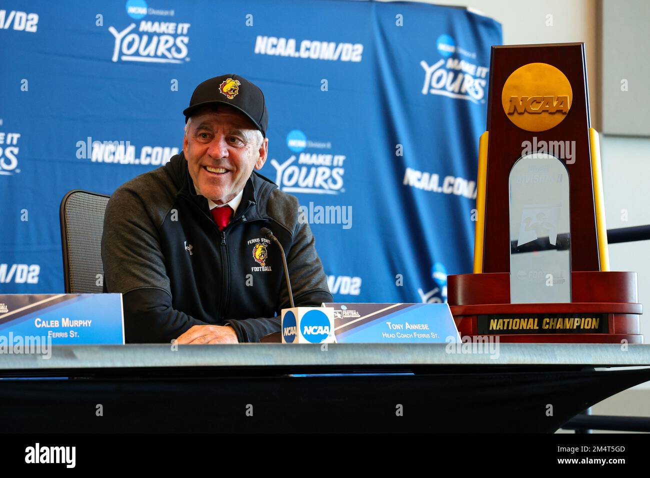 Ferris state Bulldogs allenatore capo Tony Annese durante la conferenza stampa dopo aver vinto il campionato nazionale NCAA Divisione II college football gam Foto Stock