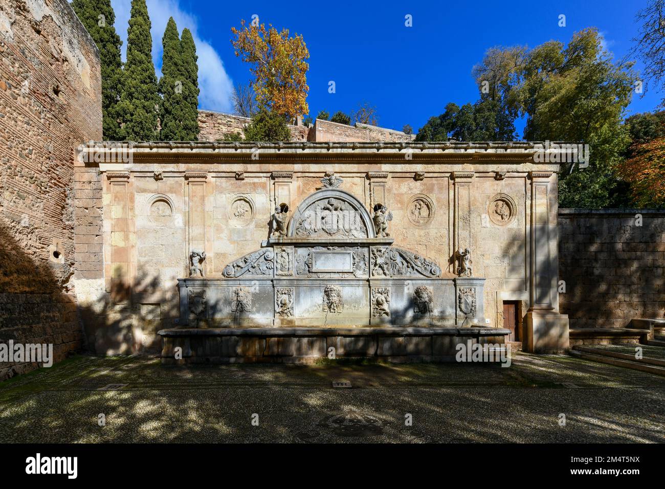 Pilar de Carlos V, Fontana dell'Alhambra a Granada, Spagna. Foto Stock