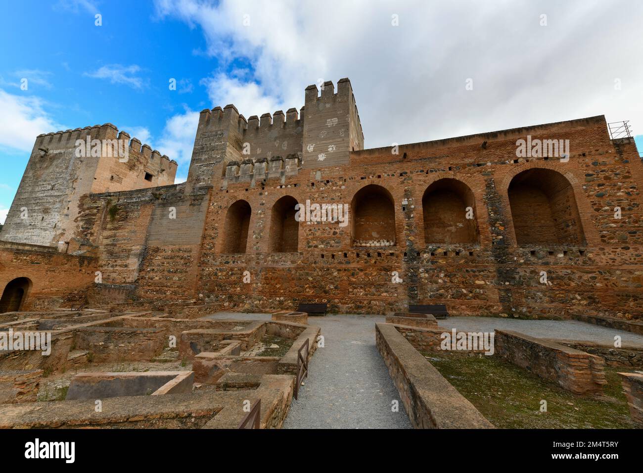 Antiche torri fortificate rotte e omaggio dell'area militare Alcazaba della fortezza dell'Alhambra Granada, Andalusia, Spagna. Foto Stock