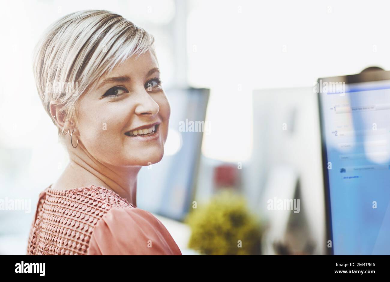 Il successo è tutto in un lavoro di giorni. Ritratto di una giovane donna d'affari che lavora su un computer in un ufficio. Foto Stock