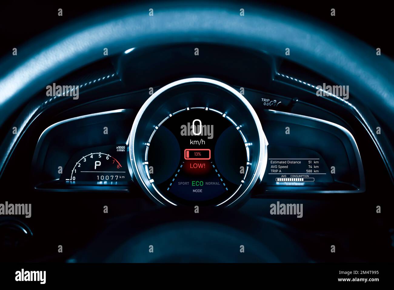 Spia batteria scarica sul quadro della strumentazione del veicolo elettrico EV, concetto di energia alternativa di risparmio mondiale Foto Stock