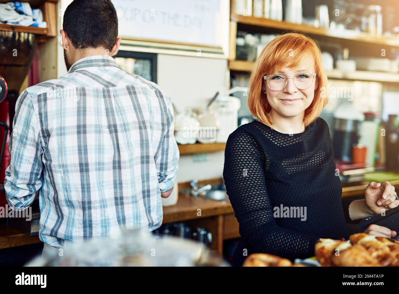 Vedo una giornata impegnativa. Ritratto di una giovane donna fiduciosa che lavora in una caffetteria. Foto Stock