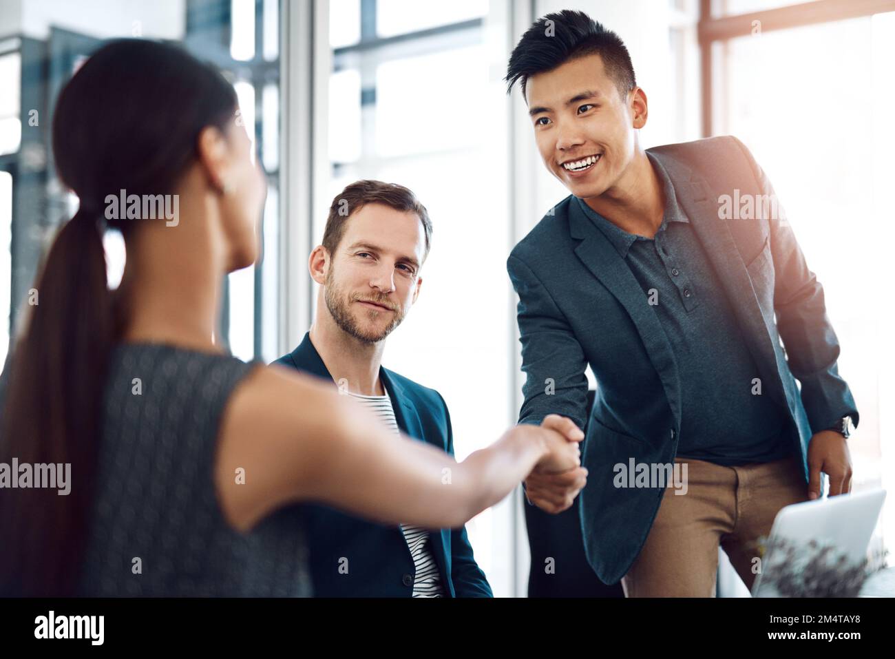 A iniziare nuove imprese di affari. gli uomini d'affari hanno una riunione in una sala riunioni. Foto Stock