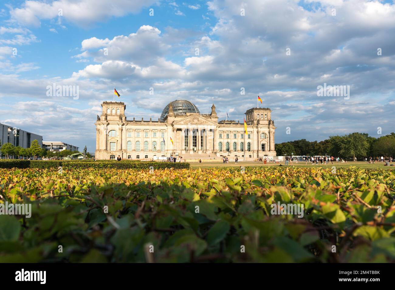 Berlino, Germania-8 agosto 2022: Vista della facciata principale del parlamento tedesco o del bundestag a berlino durante una giornata di sole. Foto Stock