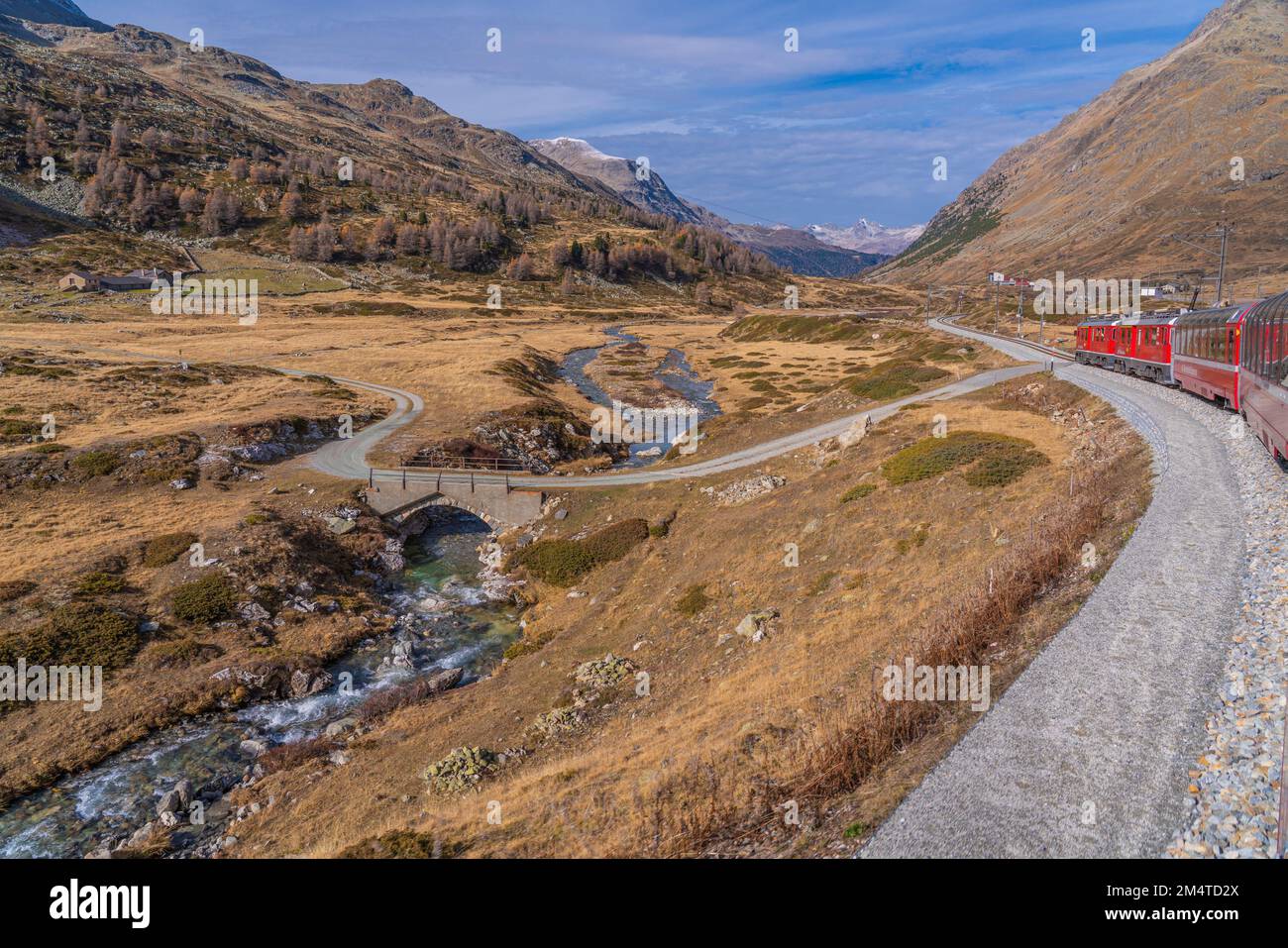 Bernina Express della linea ferroviaria di Rhaetian giorno di autunno, Svizzera Foto Stock