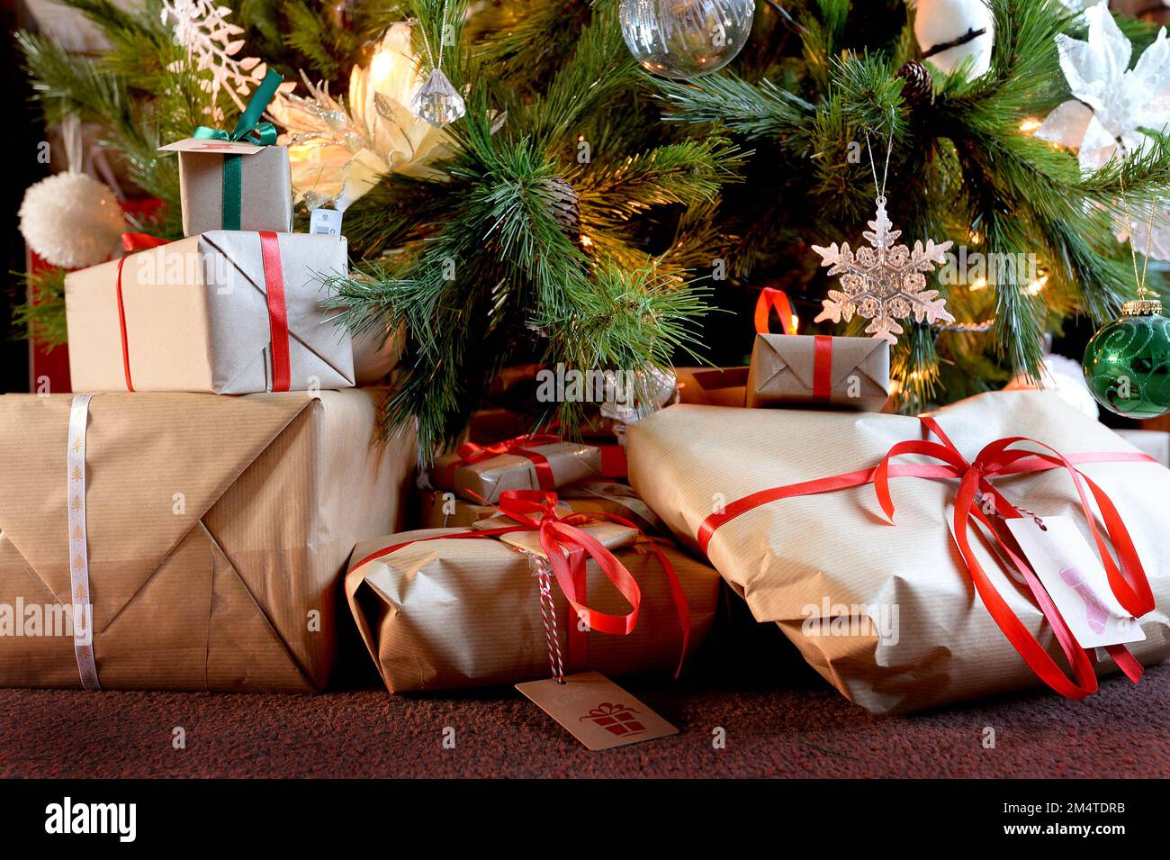 File foto datata 25/12/19 di regali di Natale, sotto un albero di Natale,  come negozi di beneficenza hanno sperimentato un boom di acquirenti alla  ricerca di regali di Natale di seconda mano