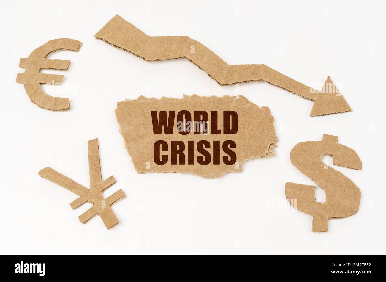 Concetto di economia e crisi. Su sfondo bianco, simboli di dollaro, euro e yen, una freccia rivolta verso il basso e un cartone con l'iscrizione - World c Foto Stock