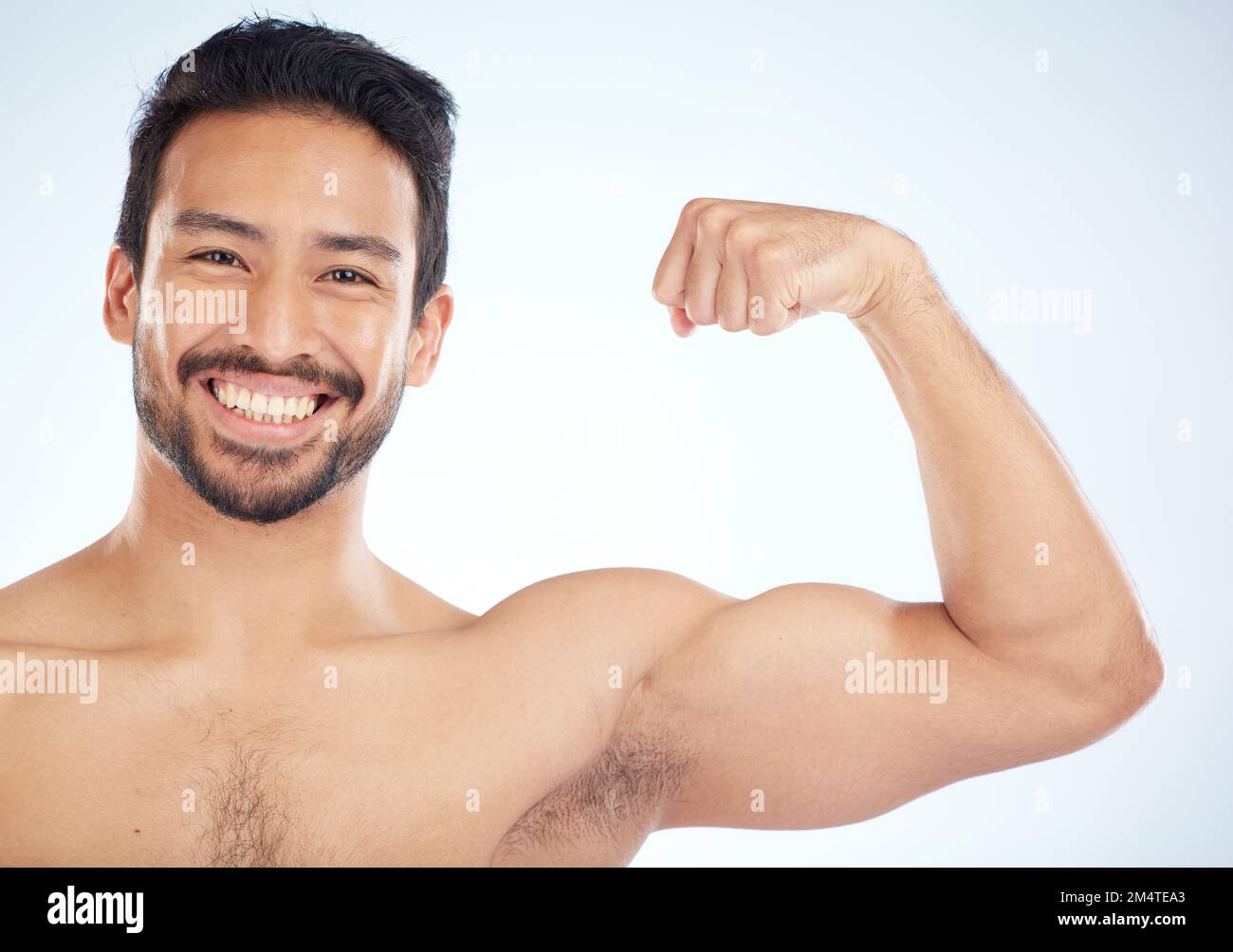 Ritratto, fitness o uomo in studio per flettere muscoli o forti braccia formazione bicipiti in allenamento o esercizio. Faccia, sorriso felice o bodybuilder sano con Foto Stock