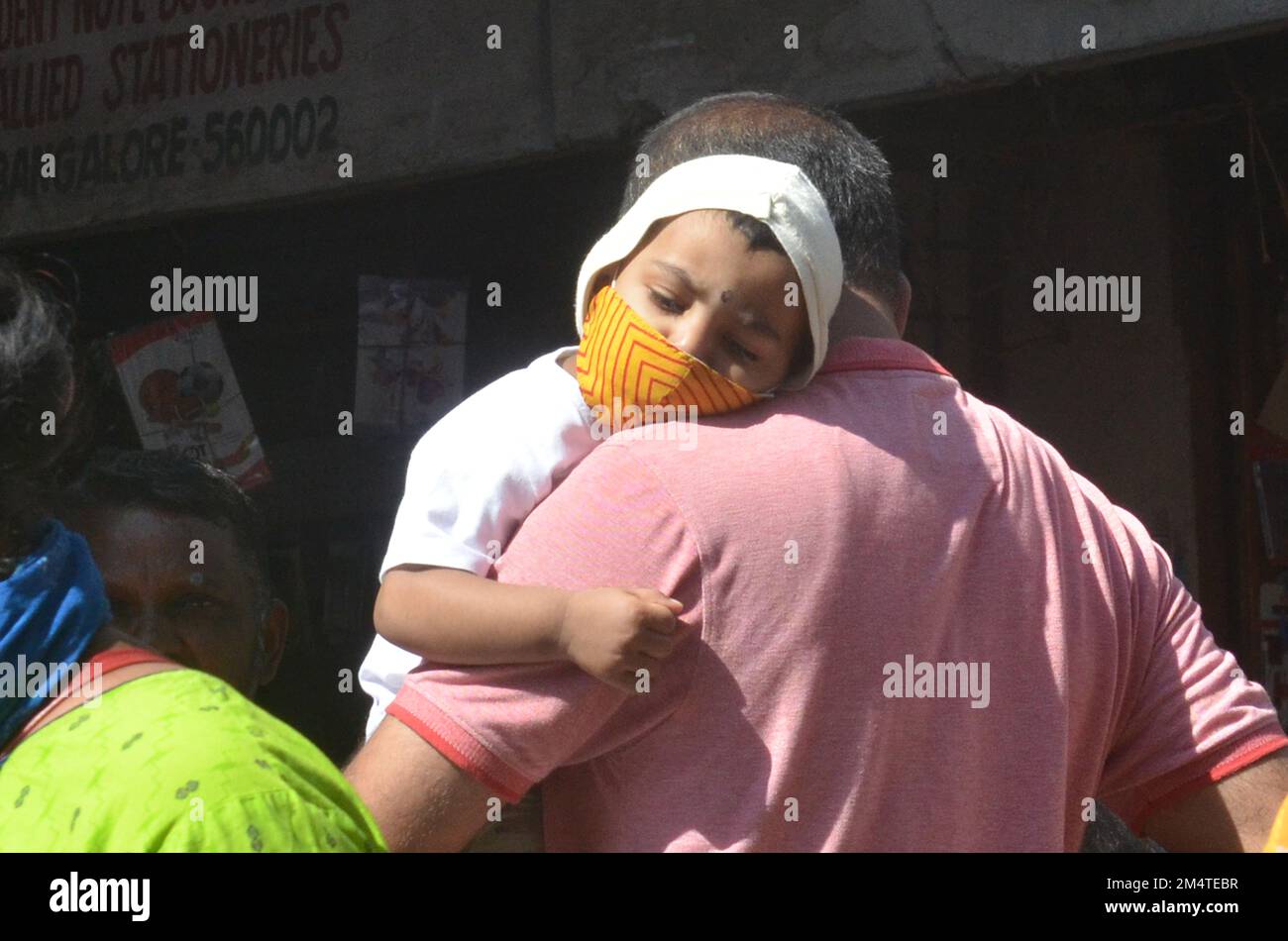 Bangalore, India. 22nd Dec, 2022. Un bambino che indossa una maschera protettiva come misura precauzionale contro la diffusione della nuova variante di COVID-19 è visto a Bangalore, India, 22 dicembre 2022. Credit: Str/Xinhua/Alamy Live News Foto Stock