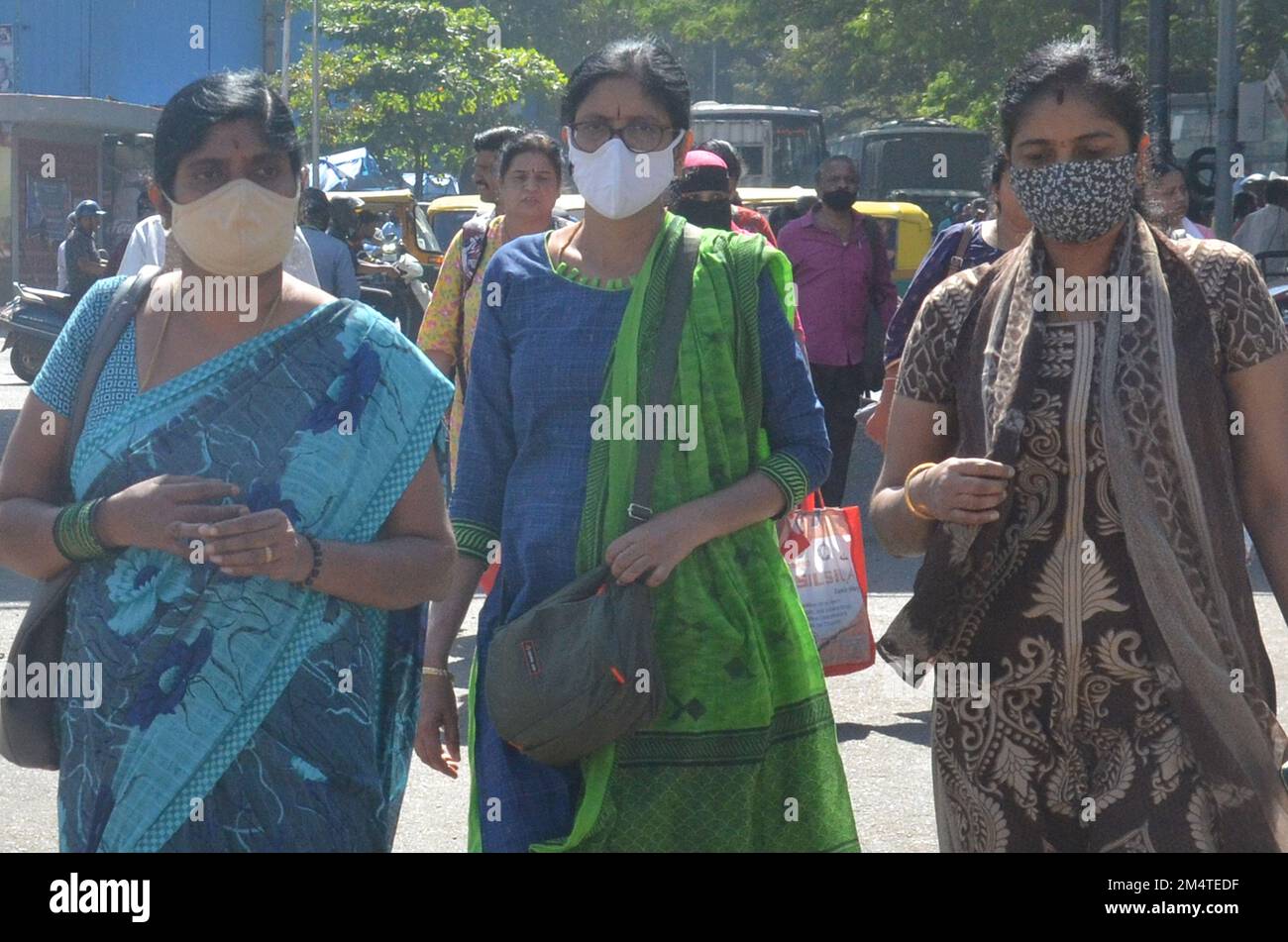 (221223) -- BANGALORE, 23 dicembre 2022 (Xinhua) -- le persone che indossano maschere protettive come misura precauzionale contro la diffusione della nuova variante di COVID-19 sono viste su una strada a Bangalore, India, 22 dicembre 2022. (Str/Xinhua) Foto Stock