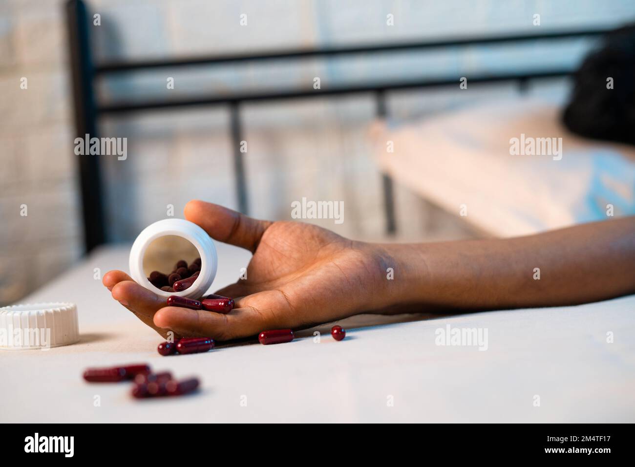 primo piano sparato uomo in sonno profondo con compresse o pillole di medicina a letto di notte - conept di farmaci per l'insonnia, uno stile di vita non sano e dipendenza Foto Stock