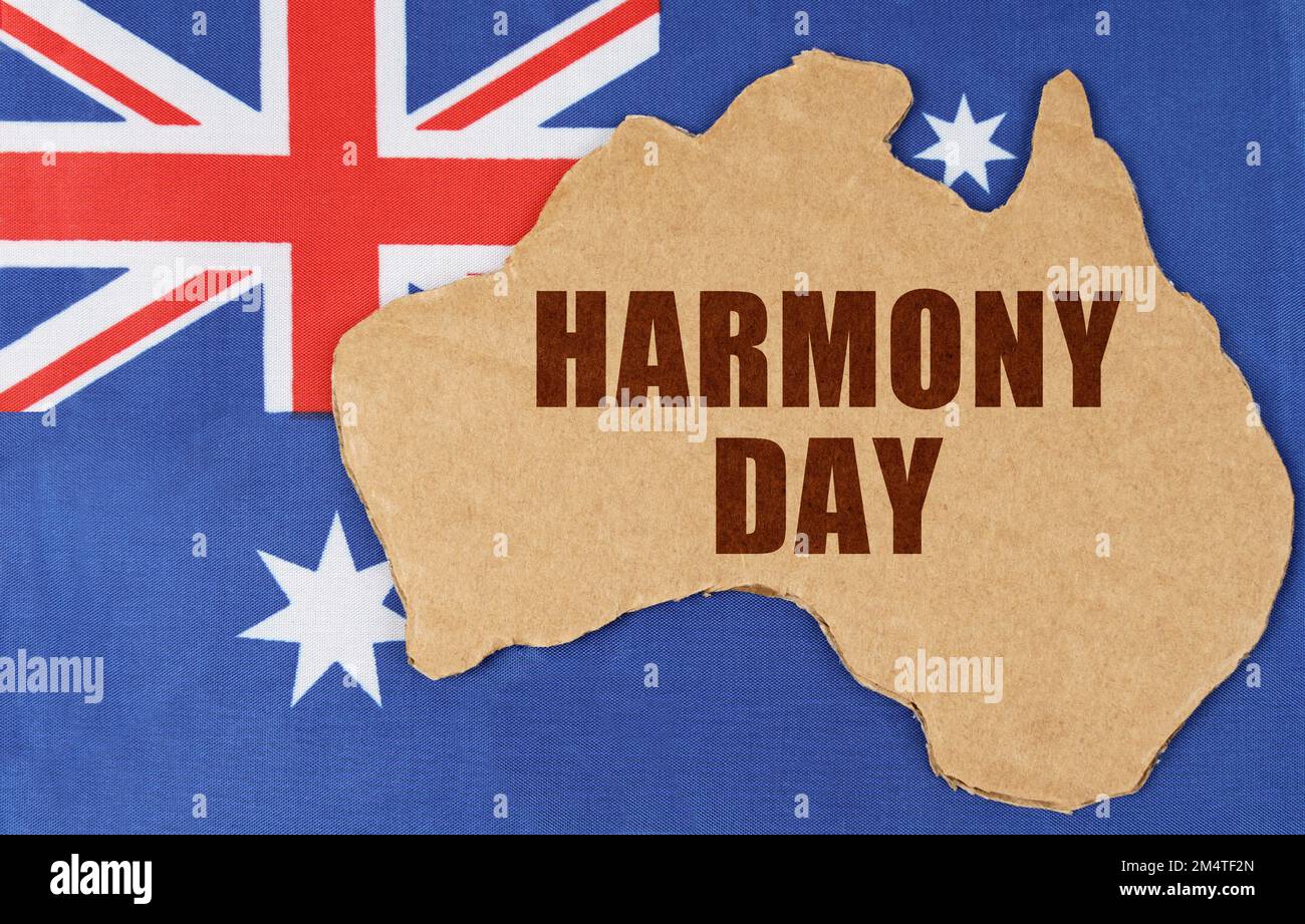 Concetto nazionale dell'Australia. Sulla bandiera dell'Australia si trova il contorno della mappa del paese con l'iscrizione - Harmony Day Foto Stock