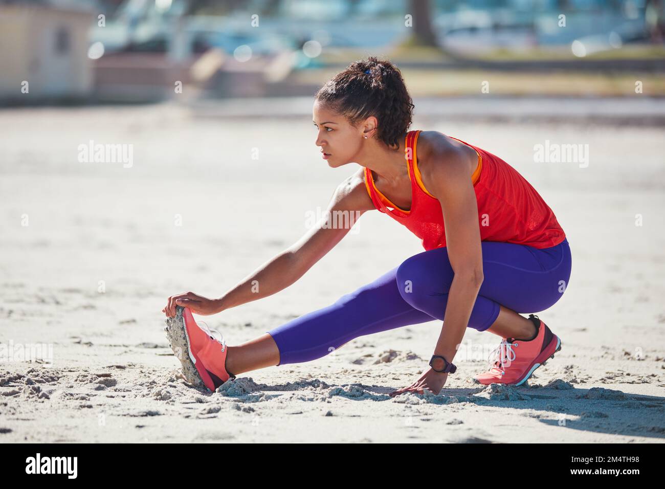 Fare tutte le scelte giuste per uno stile di vita migliore. una giovane donna sportiva che pratica la sua routine di allenamento. Foto Stock