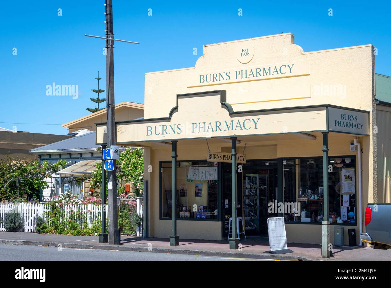 Negozio tradizionale con veranda, Burns Pharmacy, Petone, Wellington, North Island, Nuova Zelanda Foto Stock