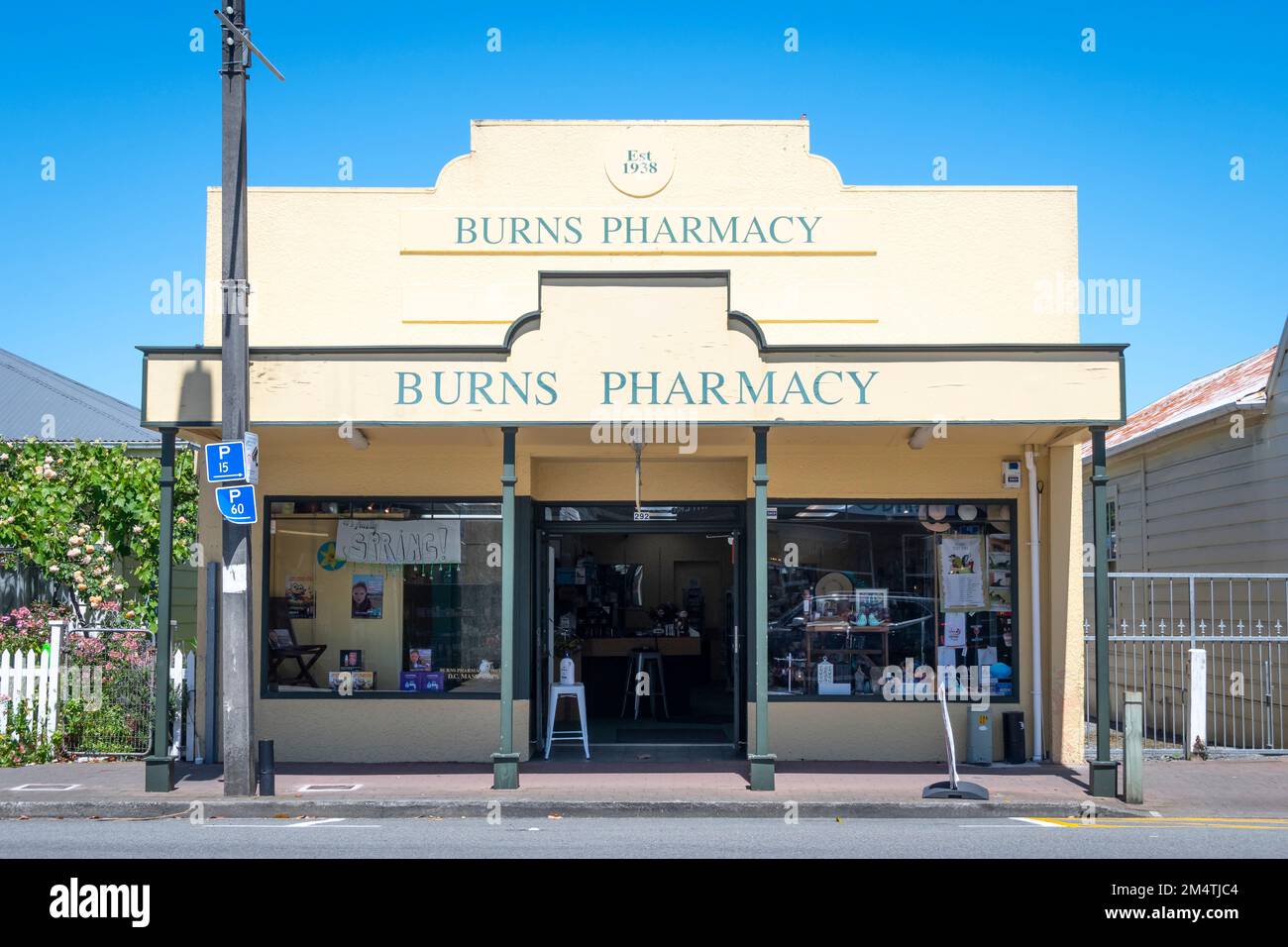 Negozio tradizionale con veranda, Burns Pharmacy, Petone, Wellington, North Island, Nuova Zelanda Foto Stock