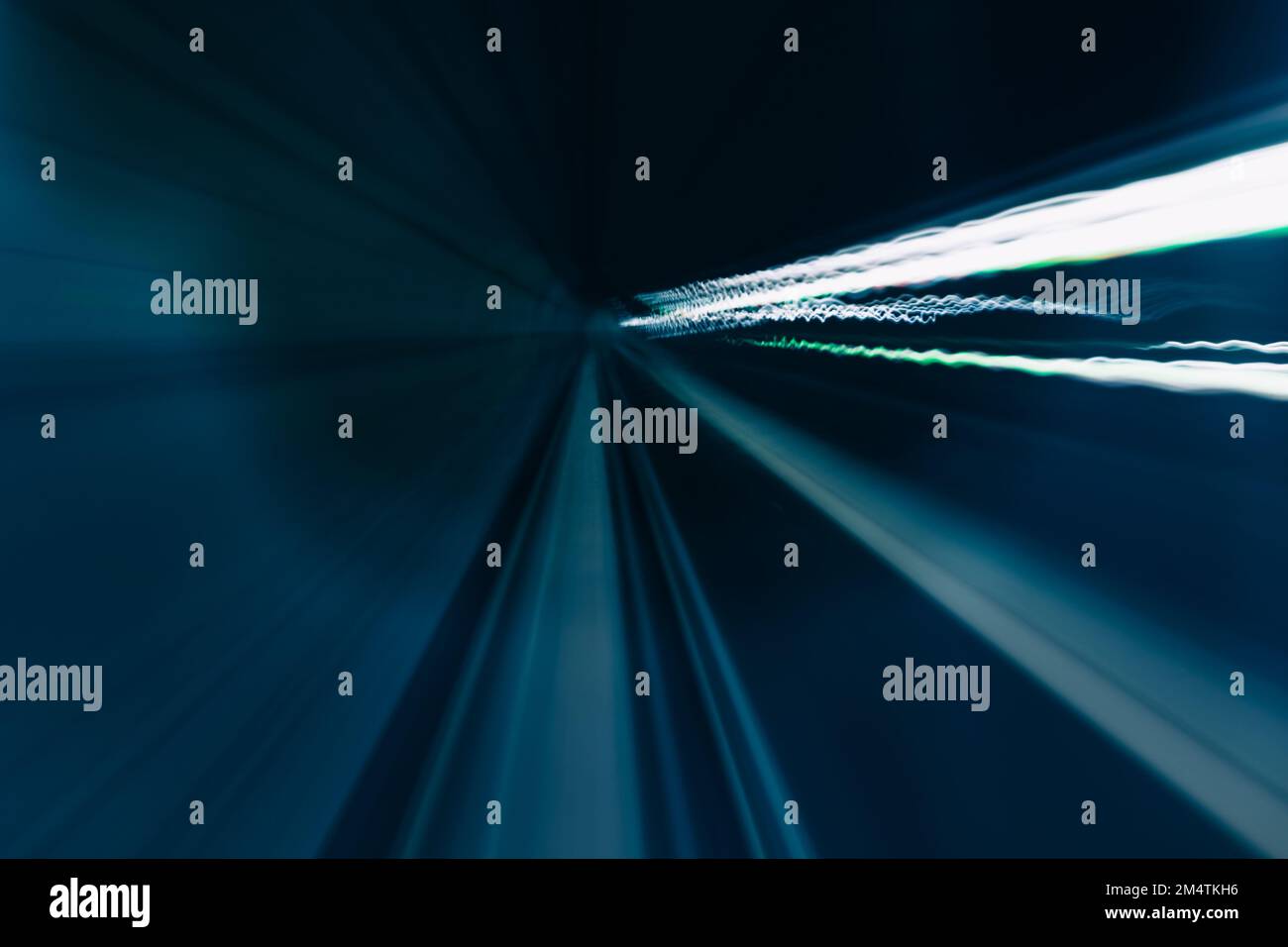 Metropolitana o tunnel sotterraneo. Movimento o concetto di sviluppo foto. Foto a lunga esposizione di un tunnel. Concetto di trasporto pubblico. Foto Stock