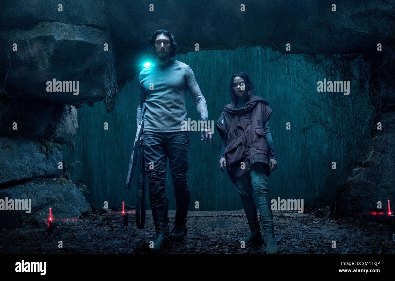 ADAM DRIVER e ARIANA GREENBLATT nel 65 (2023), diretto da BRYAN WOODS e SCOTT BECK. Credito: SONY PICTURES ENTERTAINMENT / Album Foto Stock