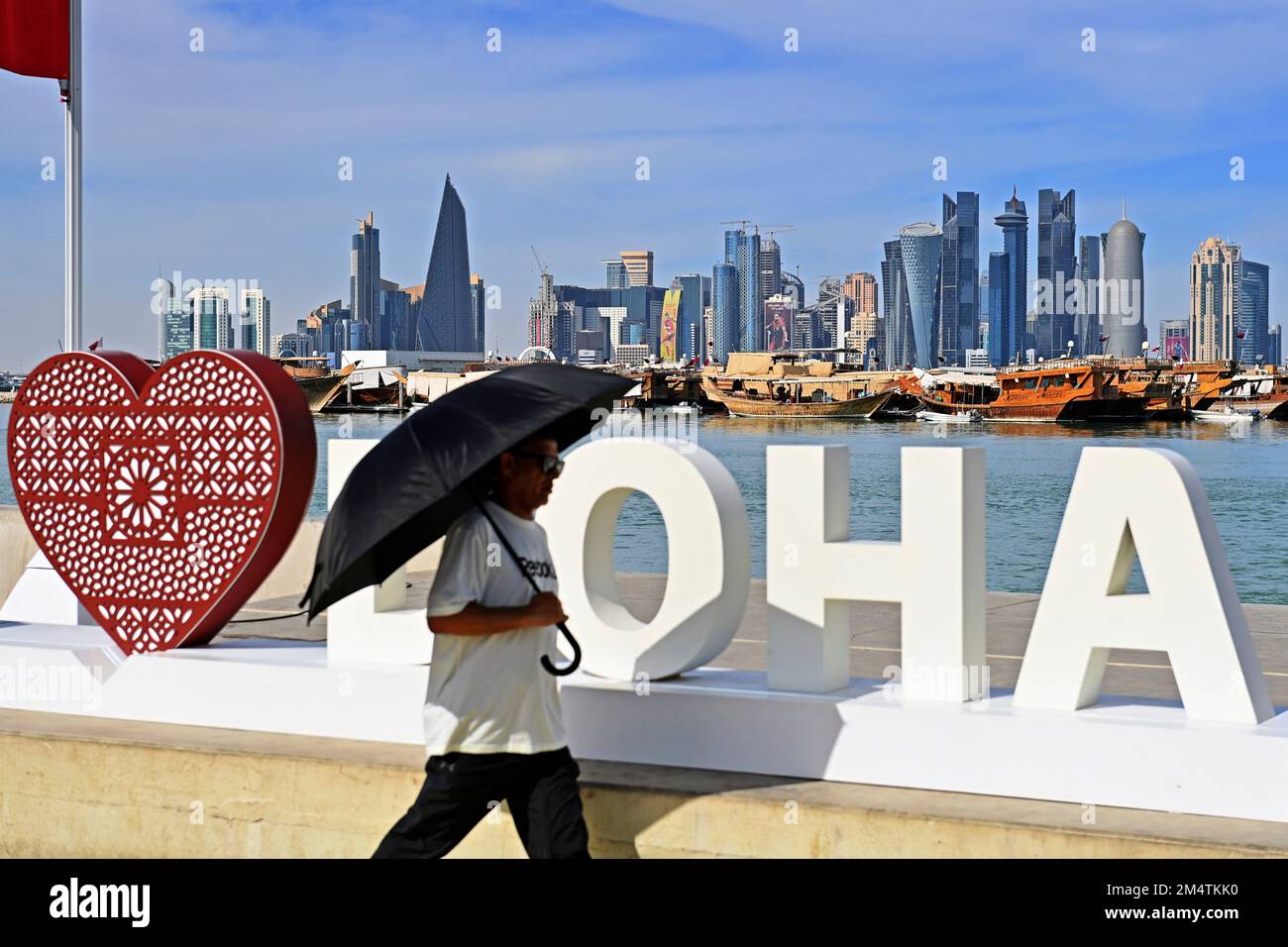 Impressioni da Doha/Qatar il 29th novembre 2022. FIFA Fanfest, Corniche West Bay.The Corniche. Amo Doha, lo skyline, la silhouette, il grattacielo. Uomo con ombrello Coppa del mondo di calcio 2022 in Qatar dal 20,11. 18.12.2022 Foto Stock