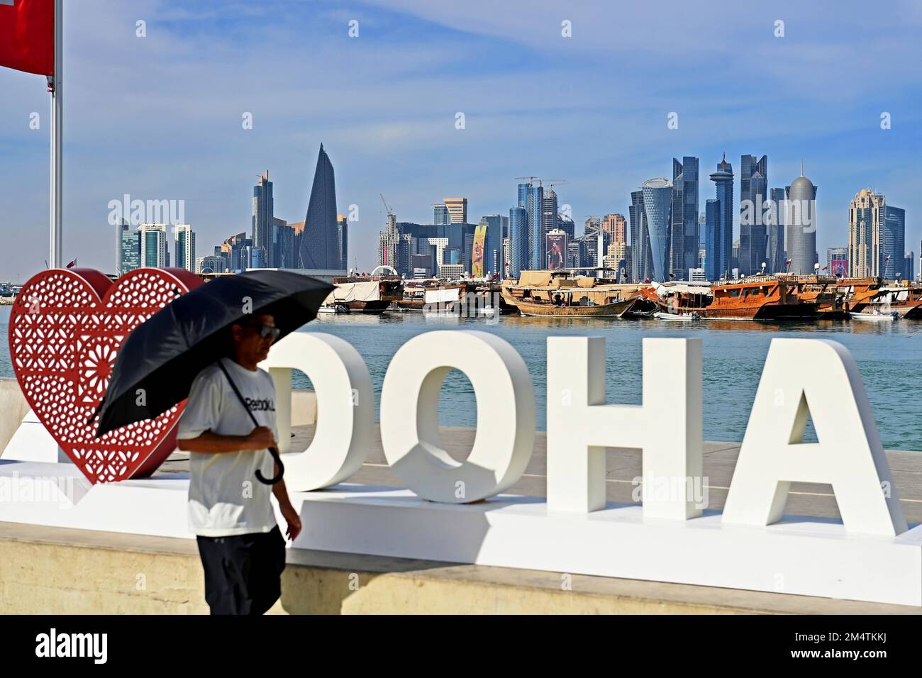 Impressioni da Doha/Qatar il 29th novembre 2022. FIFA Fanfest, Corniche West Bay.The Corniche. Amo Doha, lo skyline, la silhouette, il grattacielo. Uomo con ombrello Coppa del mondo di calcio 2022 in Qatar dal 20,11. 18.12.2022 Foto Stock