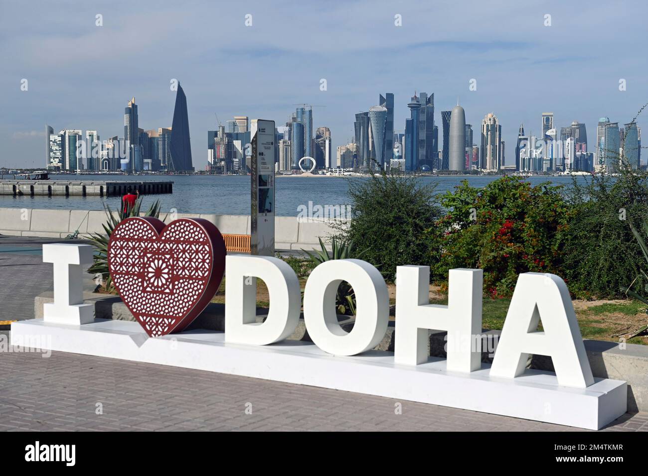 Impressioni da Doha/Qatar il 29th novembre 2022. FIFA Fanfest, Corniche West Bay.The Corniche. Skyline, Silhouette, Skyscraper. LETTERE AMO DOHA. Coppa del mondo di Calcio 2022 in Qatar dal 20,11. 18.12.2022 Foto Stock