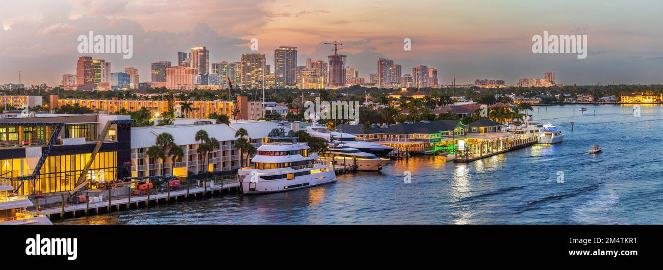 Fort Lauderdale, Florida, Stati Uniti d'America - 30 2022 novembre: Vista dello skyline del centro dal ponte della 17th al tramonto. Foto Stock