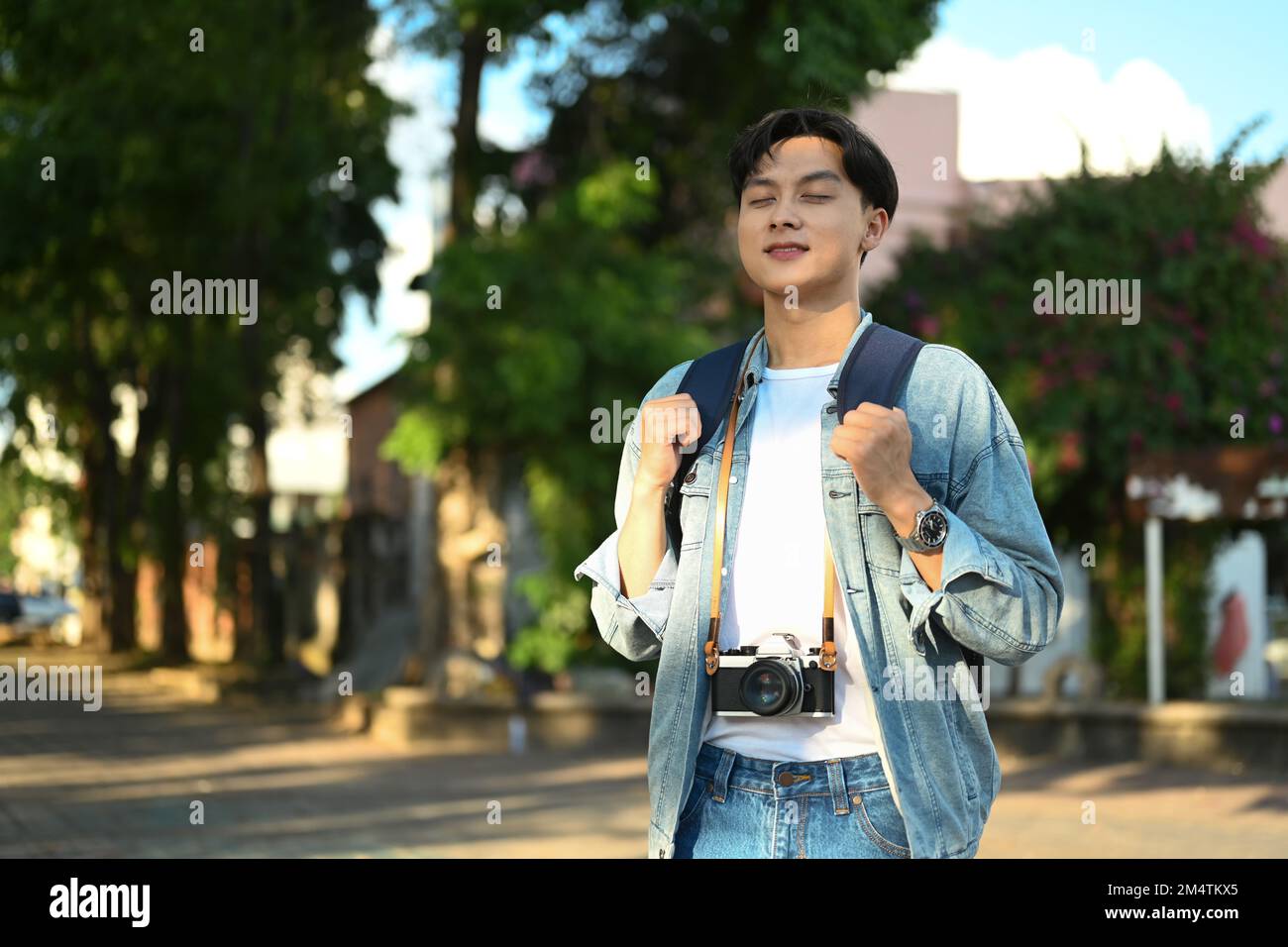 Foto di un uomo viaggiatore con zaino in vacanza viaggio in Thailandia.  Blogger, vacanza e concetto di viaggio Foto stock - Alamy