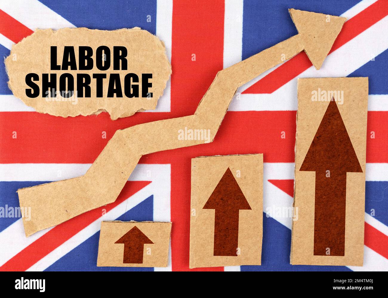 Il concetto di statistiche nazionali. Sulla bandiera della Gran Bretagna, una carta di crescita e una piastra di cartone con l'iscrizione - Labor Incarrage Foto Stock