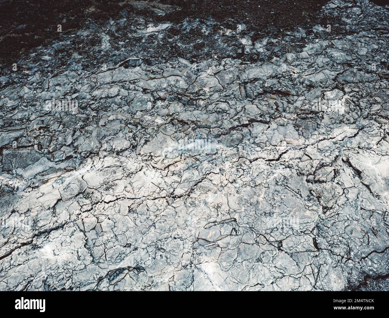 Vista dall'alto verso il basso della lava raffreddata in grigio cenere dall'eruzione di Meradalir in Islanda Foto Stock