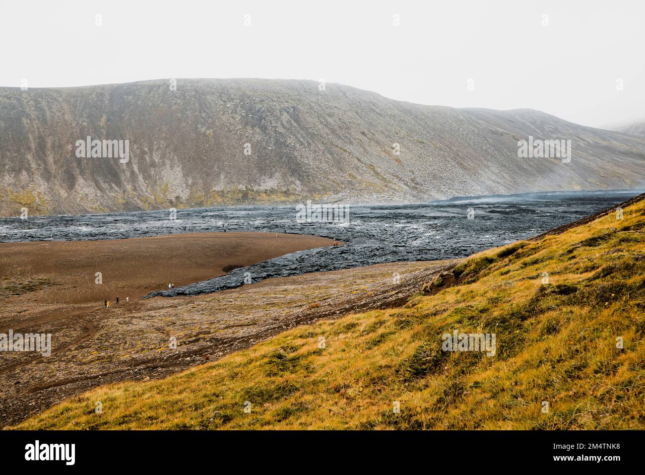 Vicino a Geldingadalir vapore attivo Vulcano proveniente da rocce laviche calde, dalla recente eruzione Meradalir del 2022 Foto Stock