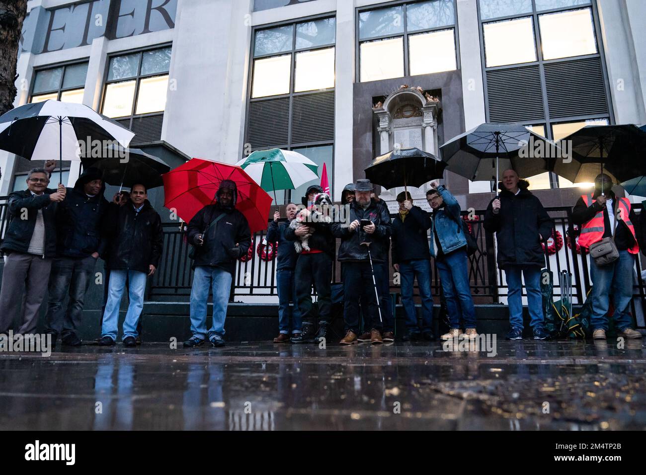 I membri dell'Unione dei lavoratori della comunicazione (CWU) sulla linea del picket fuori dal Mount Pleasant Mail Centre di Farringdon, mentre i lavoratori della Royal Mail fanno nuovi scioperi nei giorni precedenti a Natale nella sempre più aspra disputa su posti di lavoro, retribuzioni e condizioni. Data immagine: Venerdì 23 dicembre 2022. Foto Stock