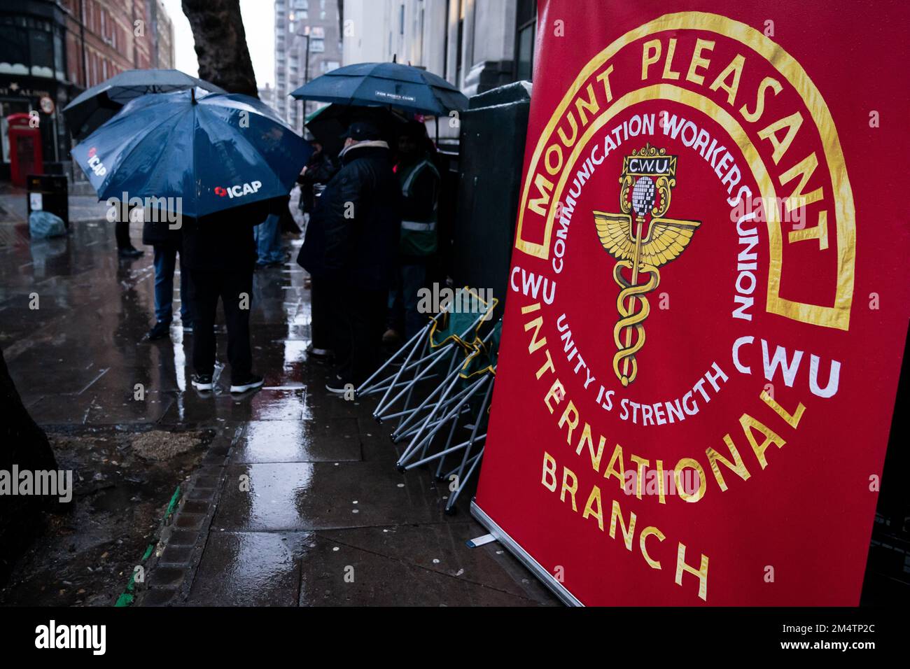 I membri dell'Unione dei lavoratori della comunicazione (CWU) sulla linea del picket fuori dal Mount Pleasant Mail Centre di Farringdon, mentre i lavoratori della Royal Mail fanno nuovi scioperi nei giorni precedenti a Natale nella sempre più aspra disputa su posti di lavoro, retribuzioni e condizioni. Data immagine: Venerdì 23 dicembre 2022. Foto Stock