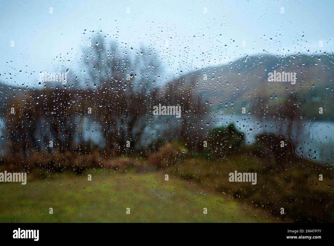 Pioggia su una finestra nelle Highlands scozzesi. Foto Stock