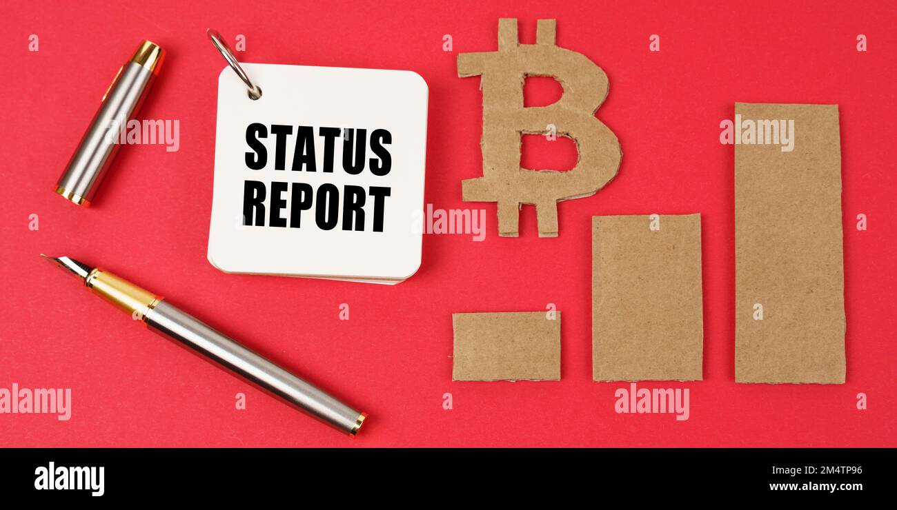 Business e bitcoin concetto. Su una superficie rossa si trovano un simbolo di bitcoin, un grafico, una penna e un blocco note con l'iscrizione - RAPPORTO DI STATO Foto Stock