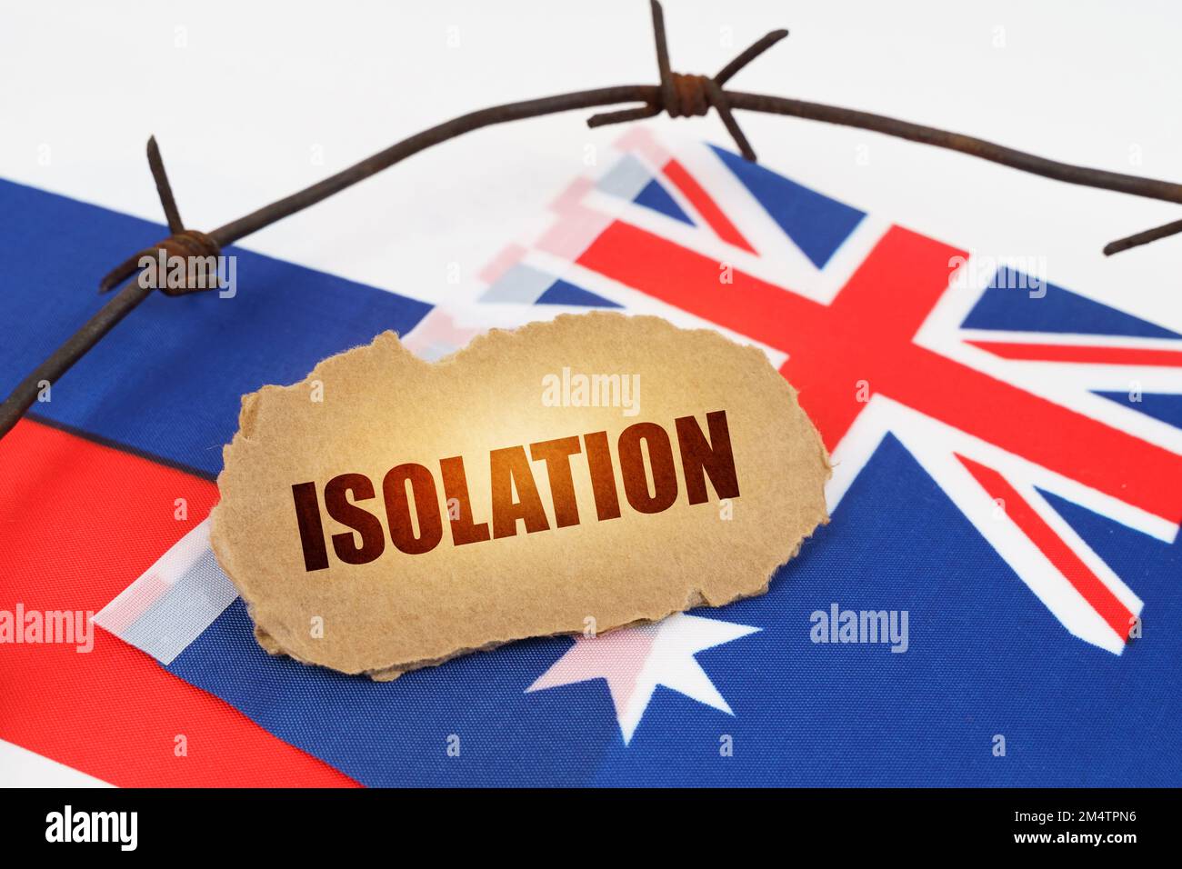 Concetto politico. Sulle bandiere di Australia e Russia si trova una piastra di cartone con l'iscrizione - isolamento. Bandiere separate da filo spinato Foto Stock