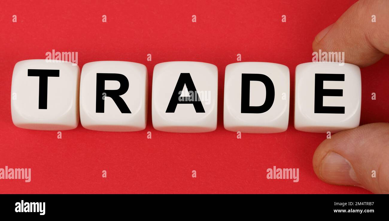 Affari e finanza. Sulla superficie rossa, cubi bianchi con l'iscrizione - COMMERCIO Foto Stock