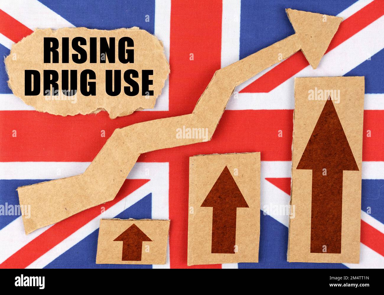 Il concetto di statistiche nazionali. Sulla bandiera della Gran Bretagna, una carta di crescita e una piastra di cartone con l'iscrizione: Crescente consumo di droga Foto Stock