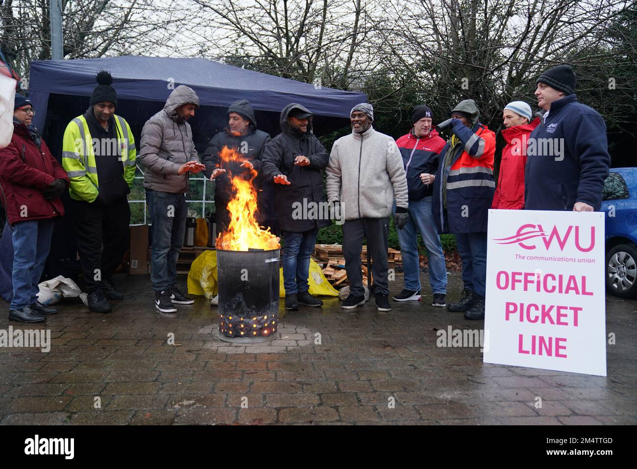 I membri della Communication Workers Union (CWU) sulla linea picket al di fuori del Central Delivery Office e del Mail Centre di Birmingham, mentre i Royal Mail Workers fanno nuovi scioperi nei giorni prima di Natale nella sempre più aspra disputa su posti di lavoro, salari e condizioni. Data immagine: Venerdì 23 dicembre 2022. Foto Stock