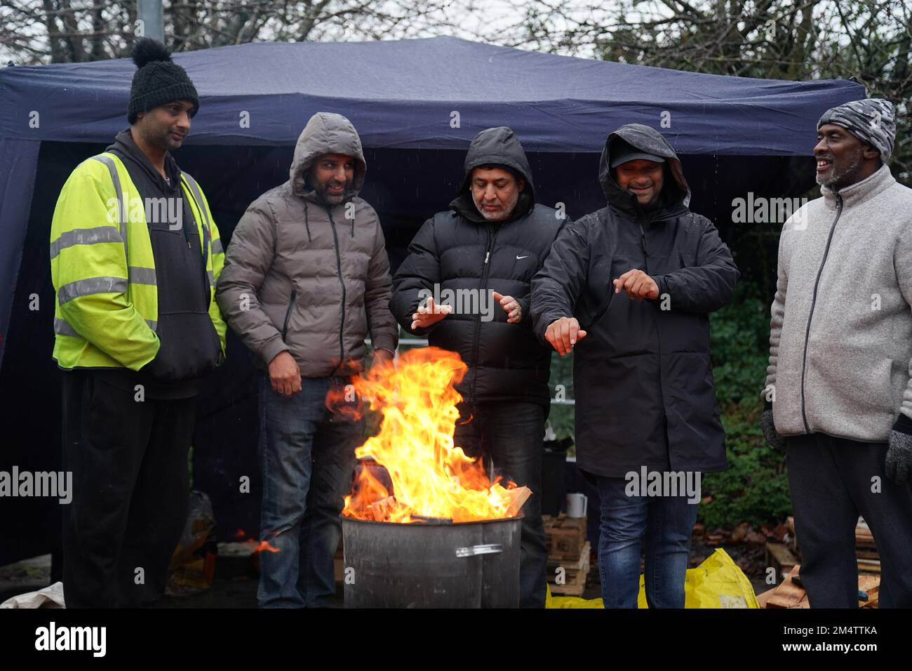 I membri della Communication Workers Union (CWU) sulla linea picket al di fuori del Central Delivery Office e del Mail Centre di Birmingham, mentre i Royal Mail Workers fanno nuovi scioperi nei giorni prima di Natale nella sempre più aspra disputa su posti di lavoro, salari e condizioni. Data immagine: Venerdì 23 dicembre 2022. Foto Stock