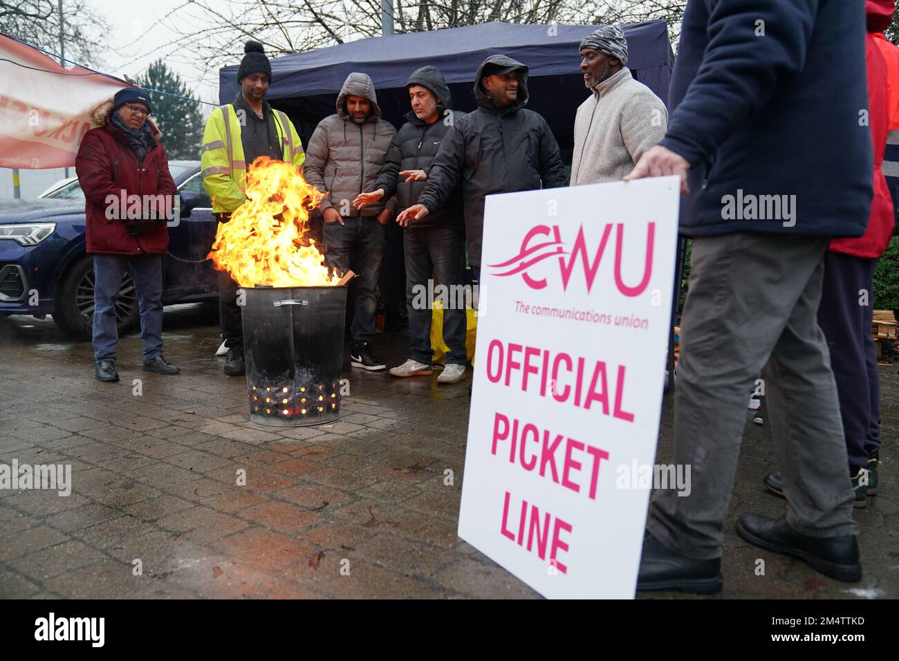 I membri della Communication Workers Union (CWU) sulla linea picket al di fuori del Central Delivery Office e del Mail Centre di Birmingham, mentre i Royal Mail Workers fanno nuovi scioperi nei giorni prima di Natale nella sempre più aspra disputa su posti di lavoro, salari e condizioni. Data immagine: Venerdì 23 dicembre 2022. Foto Stock