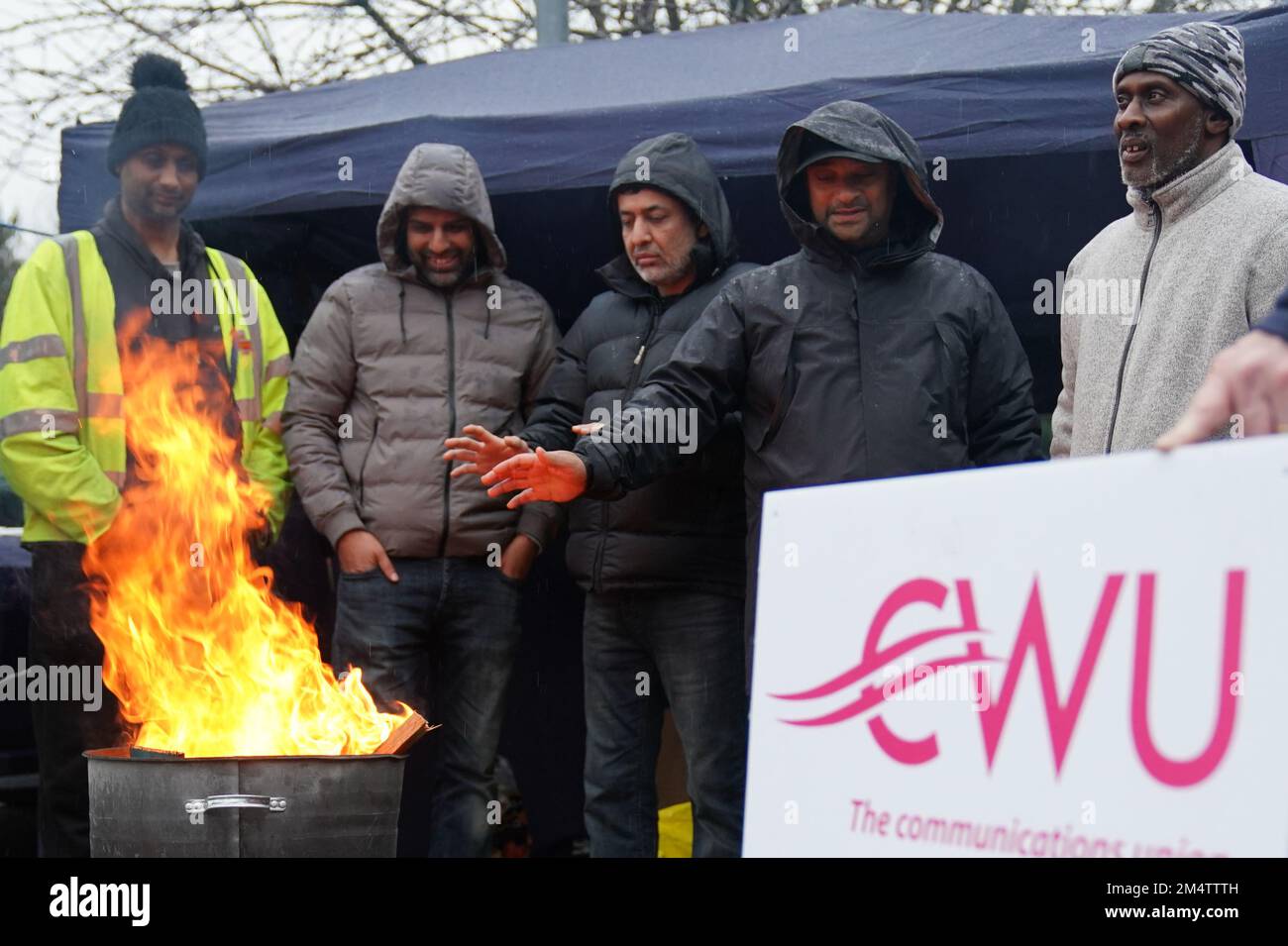 I membri della Communication Workers Union (CWU) sulla linea picket al di fuori del Central Delivery Office e del Mail Centre di Birmingham, mentre i Royal Mail Workers fanno nuovi scioperi nei giorni prima di Natale nella sempre più aspra disputa su posti di lavoro, salari e condizioni. Data immagine: Venerdì 23 dicembre 2022. Foto Stock