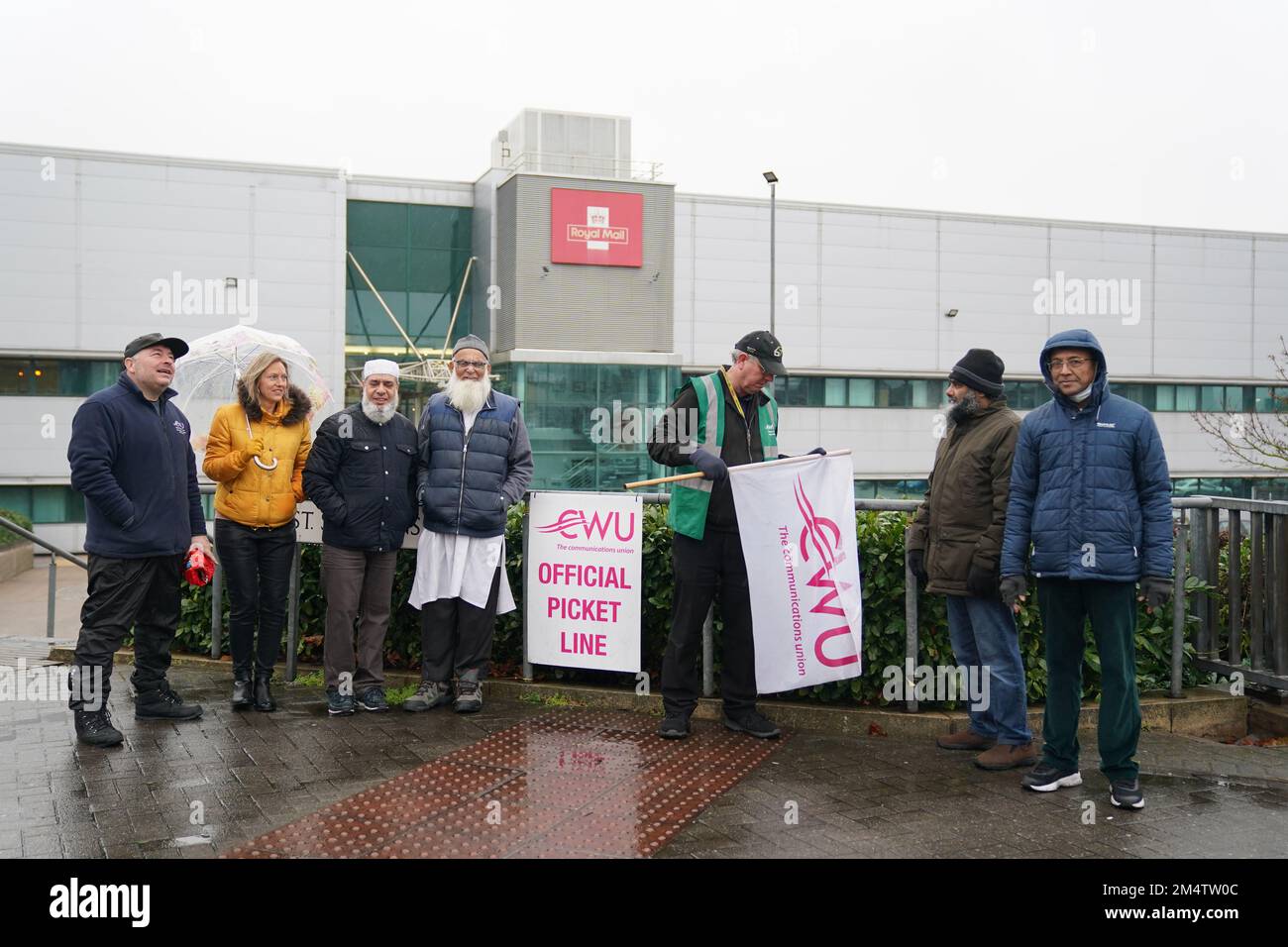 I membri della Communication Workers Union (CWU) sulla linea picket al di fuori del Central Delivery Office e del Mail Centre di Birmingham, mentre i Royal Mail Workers fanno nuovi scioperi nei giorni prima di Natale nella sempre più aspra disputa su posti di lavoro, salari e condizioni. Data immagine: Venerdì 23 dicembre 2022. Foto Stock