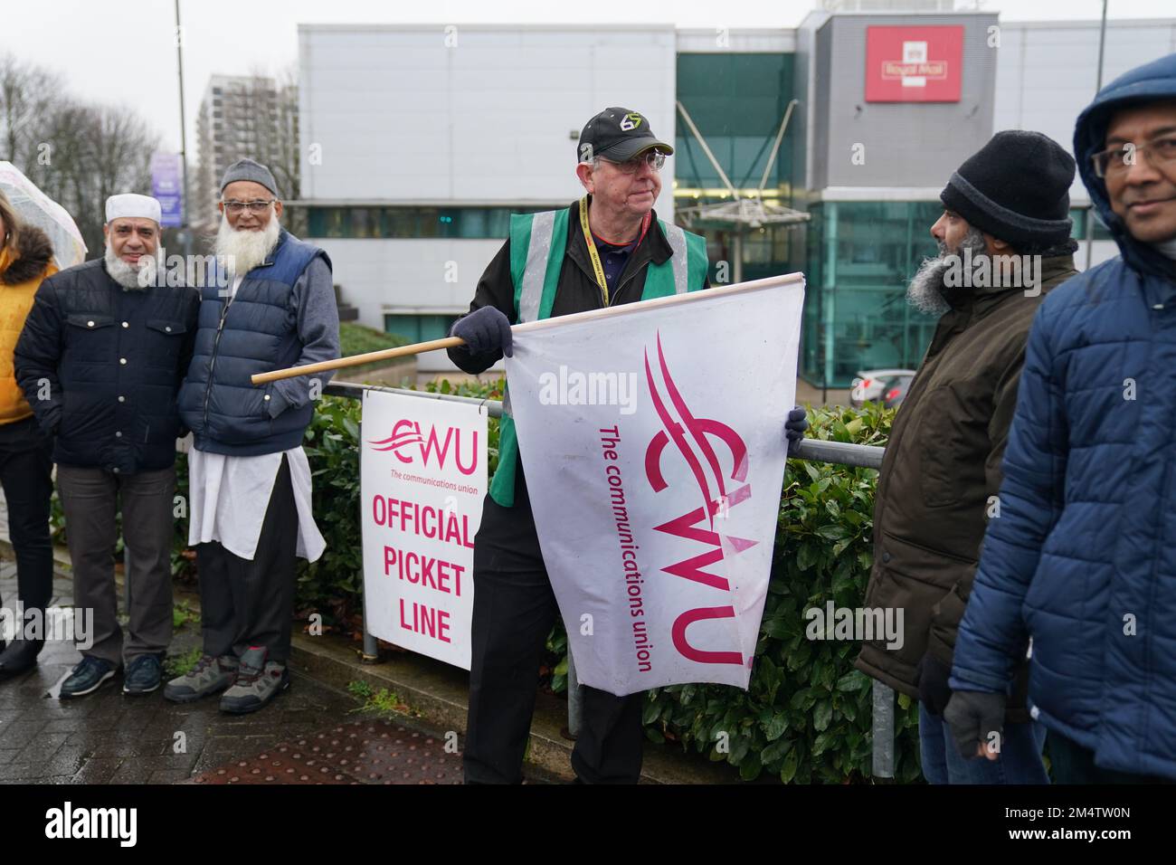 I membri della Communication Workers Union (CWU) sulla linea picket al di fuori del Central Delivery Office e del Mail Centre di Birmingham, mentre i Royal Mail Workers fanno nuovi scioperi nei giorni prima di Natale nella sempre più aspra disputa su posti di lavoro, salari e condizioni. Data immagine: Venerdì 23 dicembre 2022. Foto Stock
