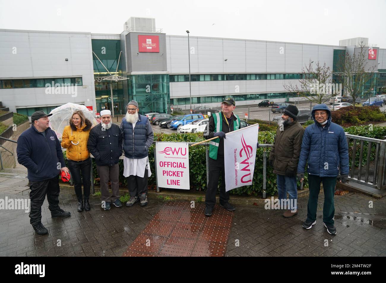 I membri della Communication Workers Union (CWU) sulla linea picket al di fuori del Central Delivery Office e del Mail Centre di Birmingham, mentre i Royal Mail Workers fanno nuovi scioperi nei giorni prima di Natale nella sempre più aspra disputa su posti di lavoro, salari e condizioni. Data immagine: Venerdì 23 dicembre 2022. Foto Stock