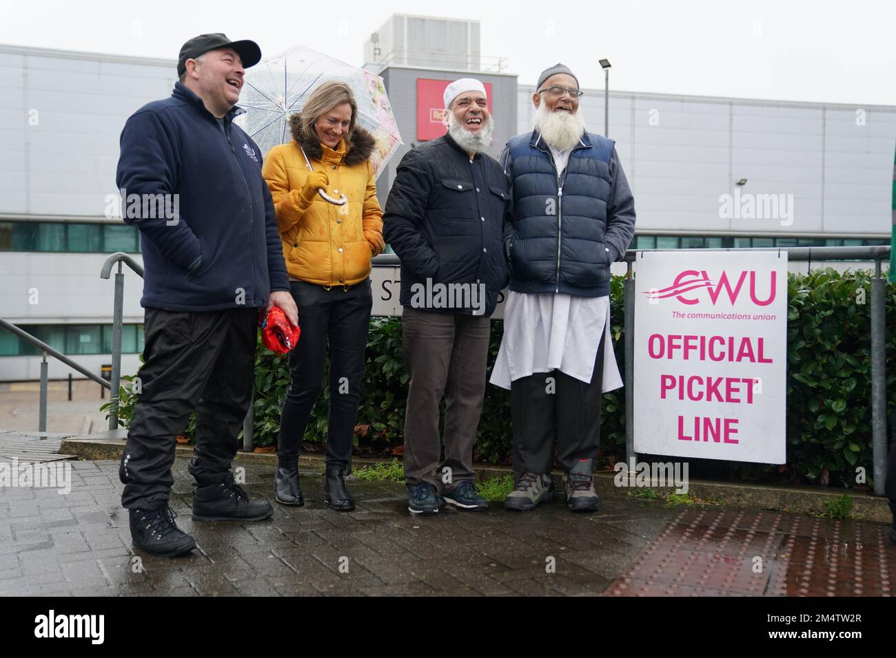 I membri della Communication Workers Union (CWU) sulla linea picket al di fuori del Central Delivery Office e del Mail Centre di Birmingham, mentre i Royal Mail Workers fanno nuovi scioperi nei giorni prima di Natale nella sempre più aspra disputa su posti di lavoro, salari e condizioni. Data immagine: Venerdì 23 dicembre 2022. Foto Stock