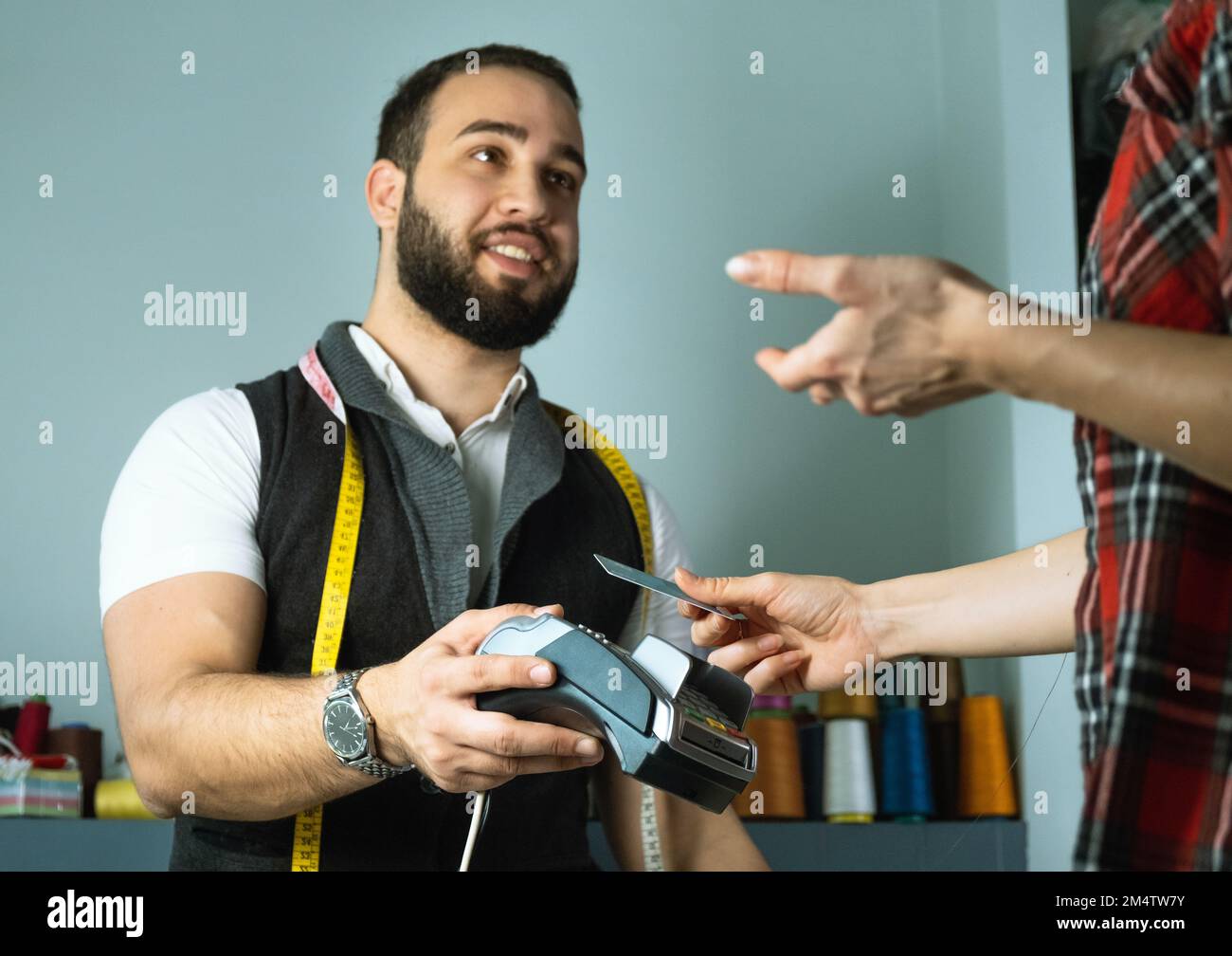 Il cliente di pagare con carta di credito Foto Stock