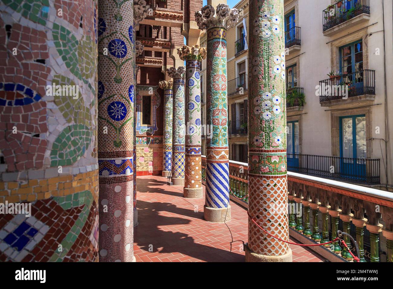 BARCELLONA, SPAGNA - 17 MAGGIO 2017: Sono colonne colorate del balcone del Palazzo della Musica Catalana, un capolavoro in stile Art Nouveau. Foto Stock